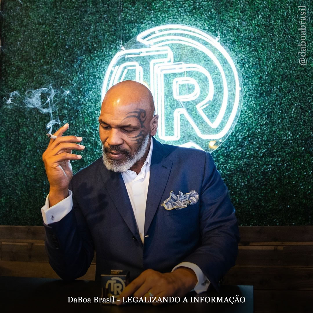 Mike Tyson assina luta contra Roy Jones Jr enquanto fuma um baseado