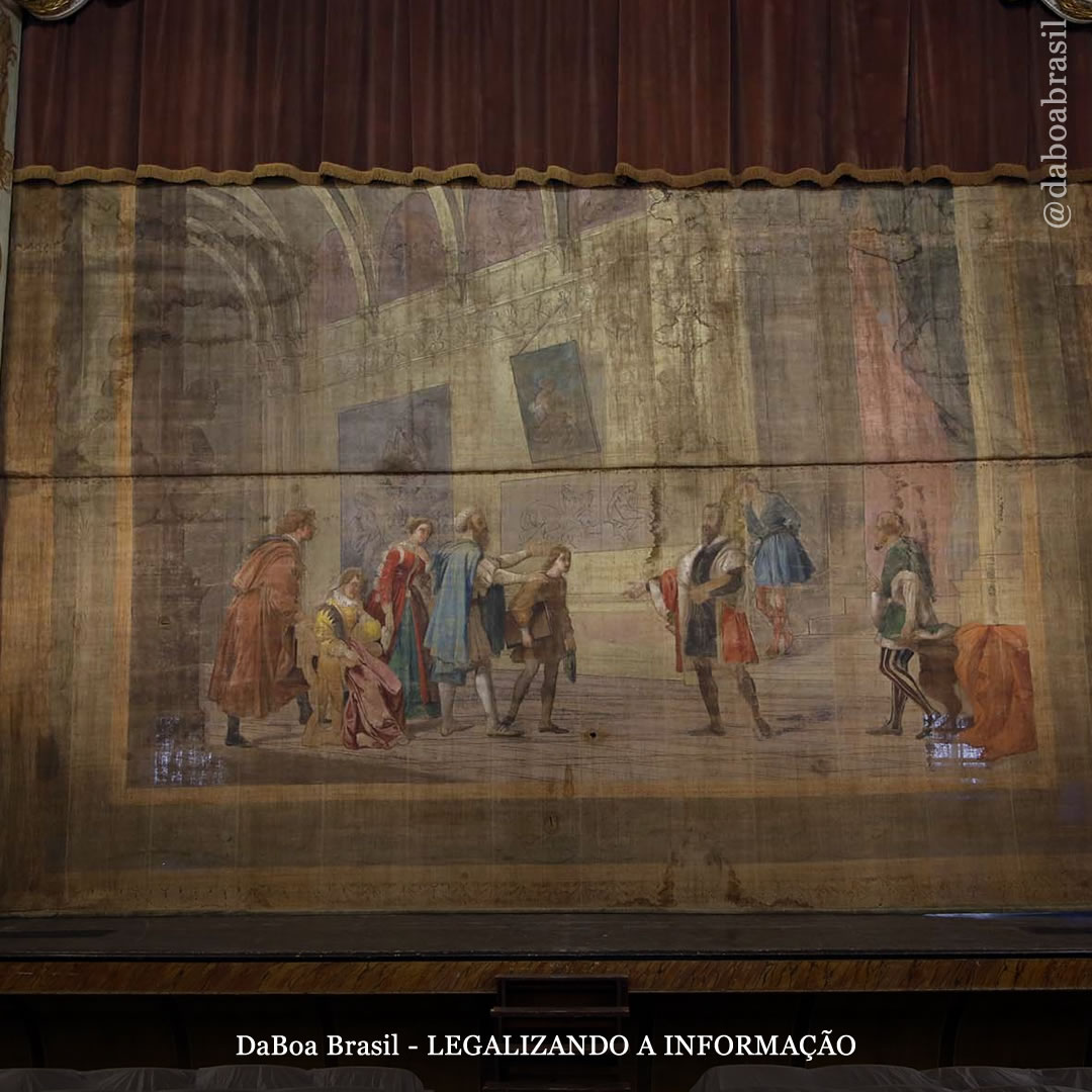 Itália está restaurando a grande cortina de cânhamo de um teatro histórico