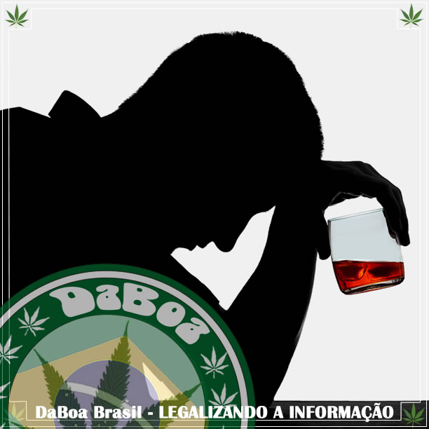 O uso da maconha para combater o O alcoolismo pode ter consequências irreversíveis sobre o corpo e a mente. Nos EUA muitos programas de recuperação para alcoólatras estão substituindo o uso diário de álcool pela maconha medicinal. Diferentes programas de recuperação são necessários, o modelo ocidental e convencional de tratamento do álcool tem uma taxa de êxito estatisticamente muito baixa, uma vez que cerca de metade das pessoas que iniciam um programa de tratamento da dependência do álcool recaem no prazo de seis meses. Além disso, os médicos são conhecidos por prescrever benzodiazepinas bastante potentes e viciantes para ajudar com na abstinência do álcool. Embora seja óbvio que o uso da maconha como uma ferramenta de recuperação do álcool é bastante controversa na mente dos americanos convencionais, os estudos mostram que pode ser uma poderosa ferramenta de recuperação.  Na nomenclatura de estudos de recuperação, o tratamento do alcoolismo utilizando a maconha é conhecido como “Marijuana Maintenance (manutenção da marijuana)”. Em princípio, oferece uma solução relativamente pouco impactante aos desejos do álcool, já que os viciados fumam ou ingerem maconha em vez de tomar uma bebida. Nessa linha de pensamento, o Harm Reduction Journal informa que a maconha pode retardar o impulso de um viciado em álcool e é uma alternativa viável e natural aos medicamentos prescritos, tais como as benzodiazepinas. Em segundo lugar, uma grande quantidade de bebedores se medica com álcool para aliviar as condições psicológicas, tais como a “depressão, ansiedade, estresse ou PTSD”. Os estudos mostram que o uso responsável da maconha pode proporcionar alívio desses mesmos males emocionais.  Fonte: Salon