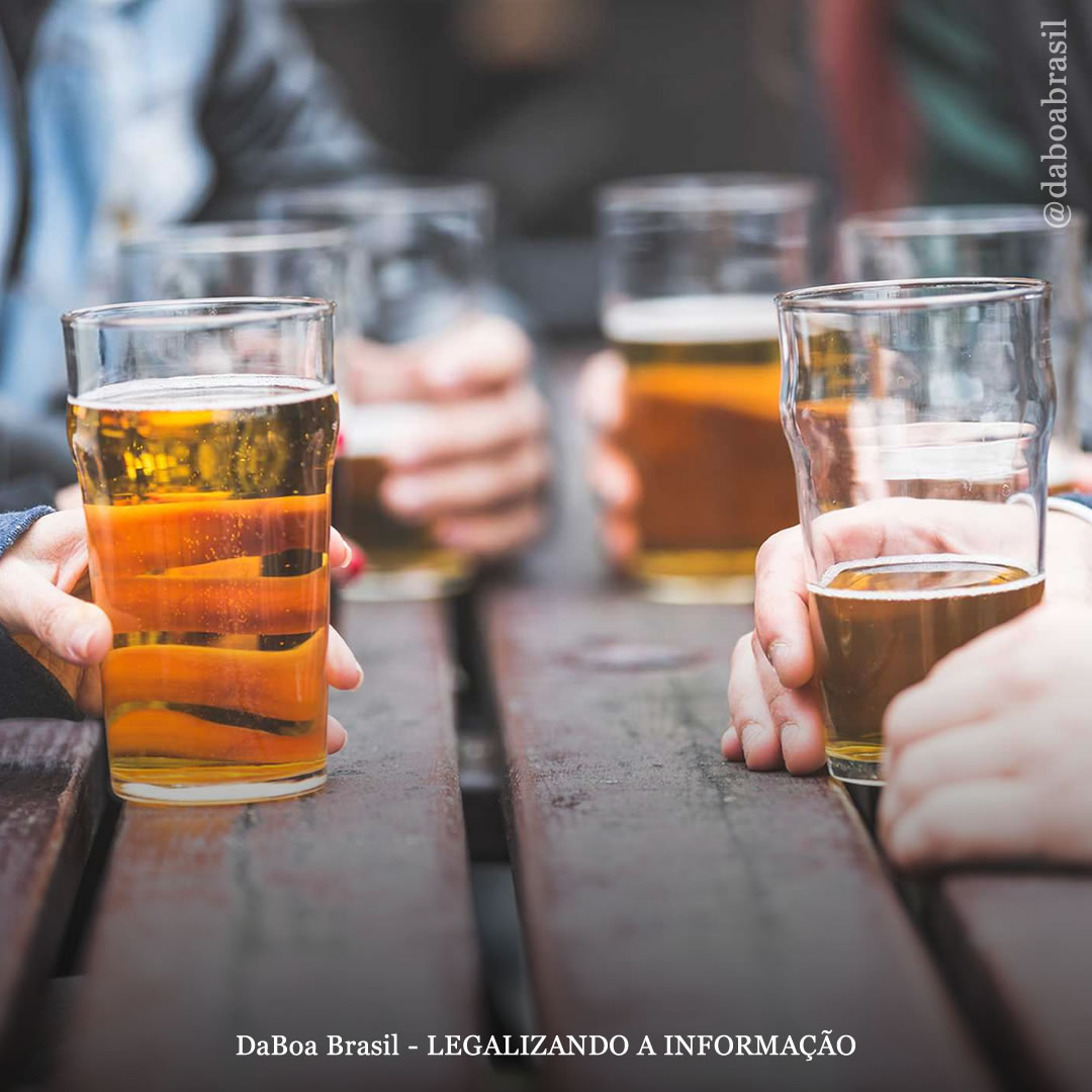 Jovens que param de fumar maconha são mais propensos a beber álcool, revela estudo