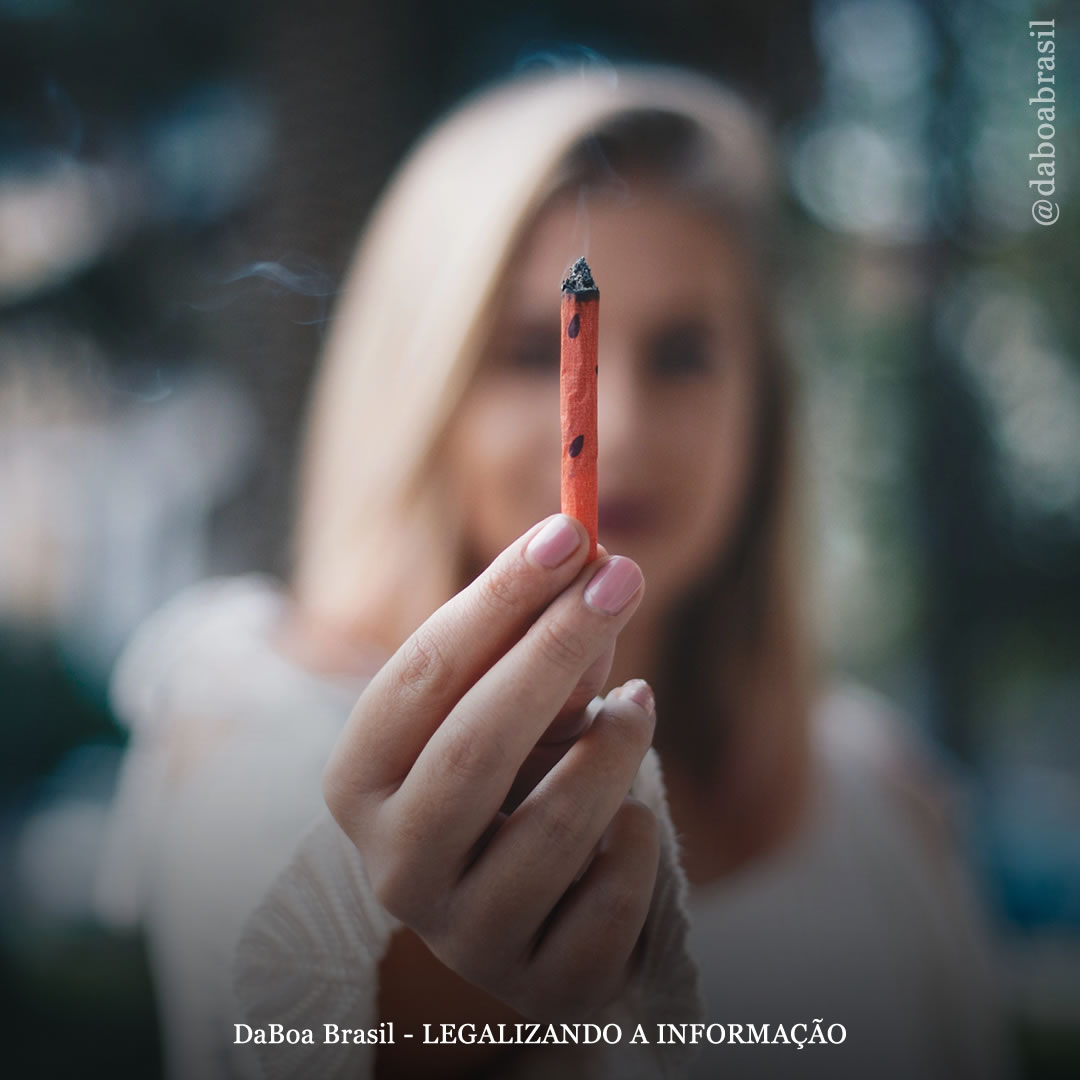 Mulheres que usam maconha frequentemente sentem mais satisfação sexual, diz estudo
