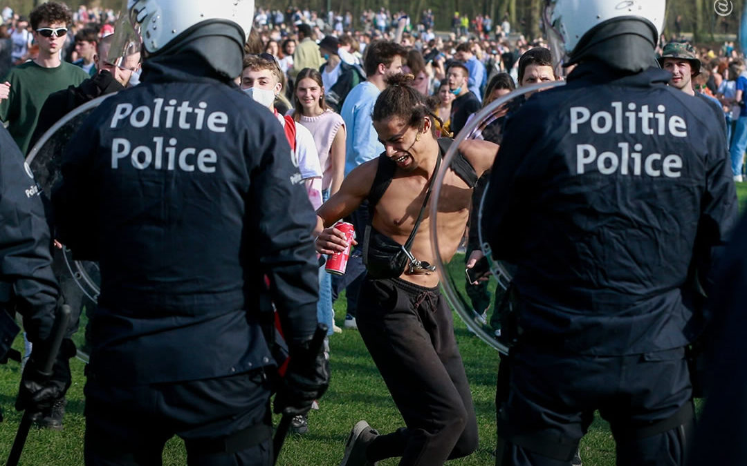 Presença da polícia em festivais favorece overdoses, diz estudo