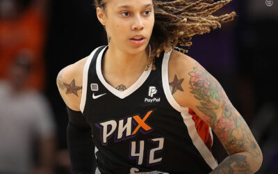 Presa por porte de maconha, estrela do basquete Brittney Griner é libertada de prisão russa em troca de famoso traficante de armas