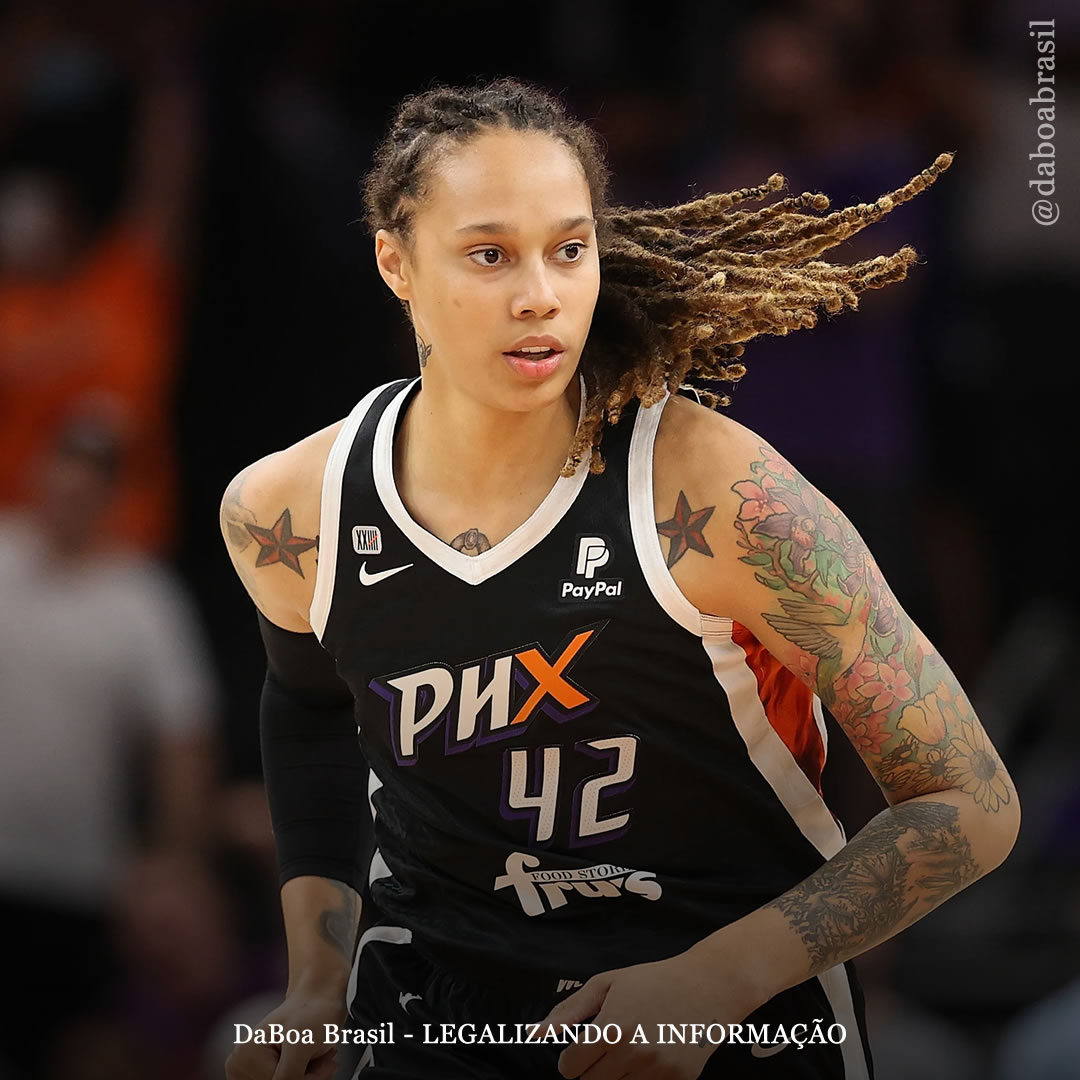 Presa por porte de maconha, estrela do basquete Brittney Griner é libertada de prisão russa em troca de famoso traficante de armas