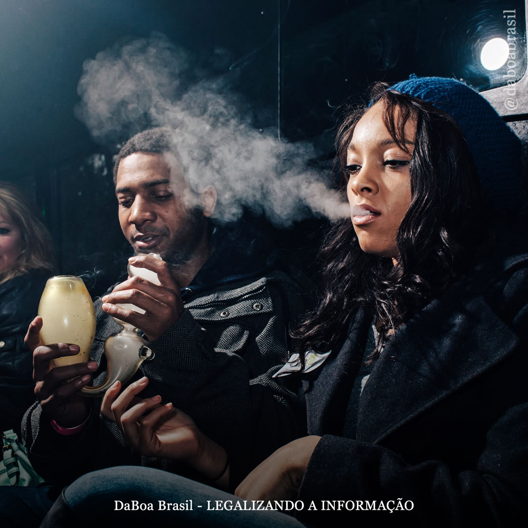 EUA: o primeiro ônibus licenciado para fumar maconha do Colorado está oficialmente pronto para rodar