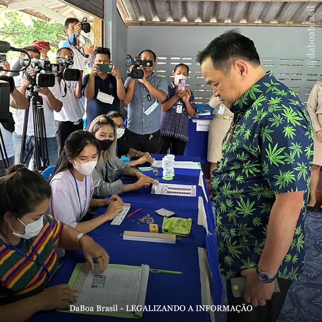 Tailândia: ministro da Saúde foi votar vestindo uma camiseta com folhas de maconha