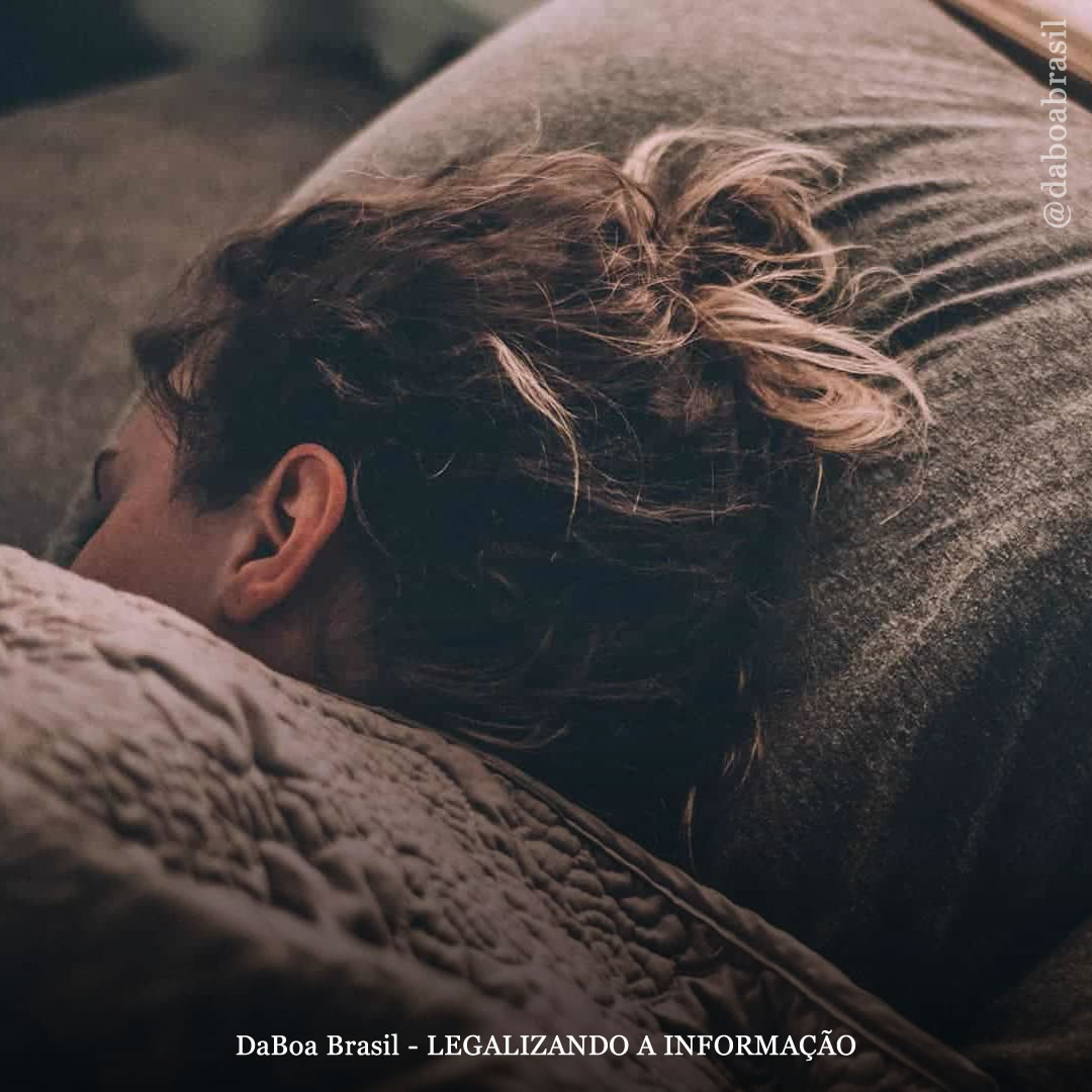 Pessoas com ansiedade relatam sono melhor nos dias em que usam maconha em comparação com álcool ou nada, diz estudo