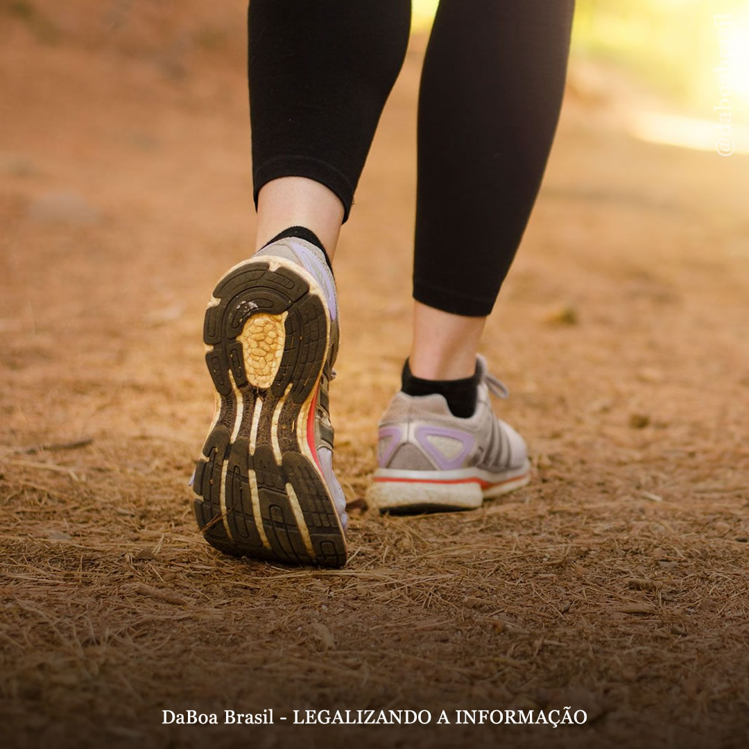 Usuários de maconha praticam mais caminhadas e se exercitam tanto quanto os não usuários, de acordo com um novo estudo que desafia estereótipos