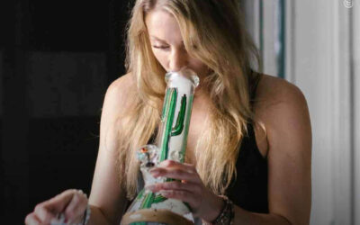 Duas tragadas em um baseado equivalem a uma tragada no bong? Estudo sobre maconha confirma