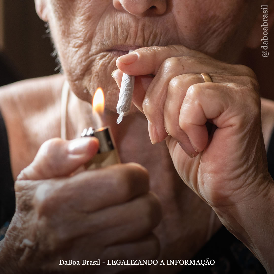 Uso de maconha está associado à redução da ansiedade e à melhora da qualidade do sono em idosos, diz estudo