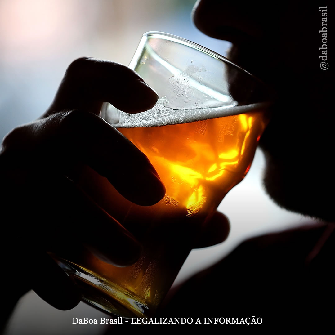 O consumo crônico de álcool altera profundamente a expressão de genes no sistema endocanabinoide em regiões-chave do cérebro, diz estudo