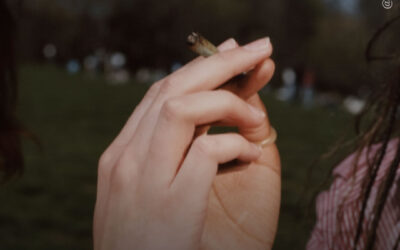 Mulheres têm maior probabilidade de substituir antidepressivos por maconha após a legalização do uso adulto, mostra análise
