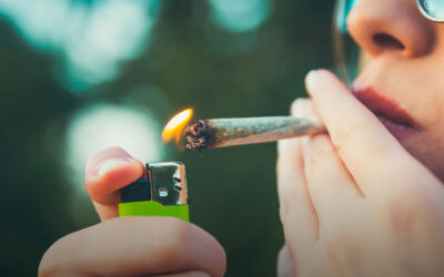 A inalação de maconha está associada a menos batimentos cardíacos irregulares, mostra ensaio clínico